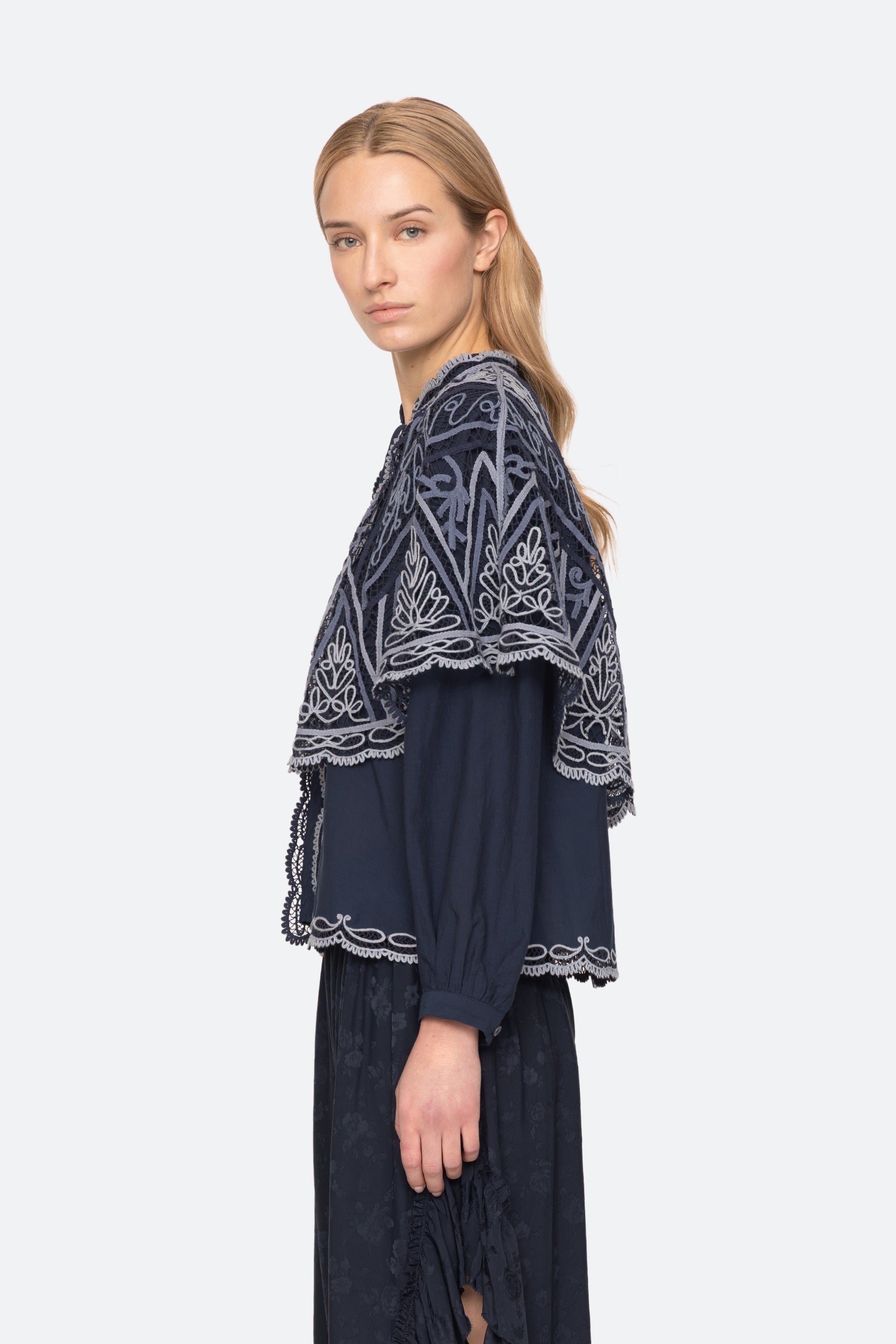 VALI EMB L/SLV CAPE TOP (D2)