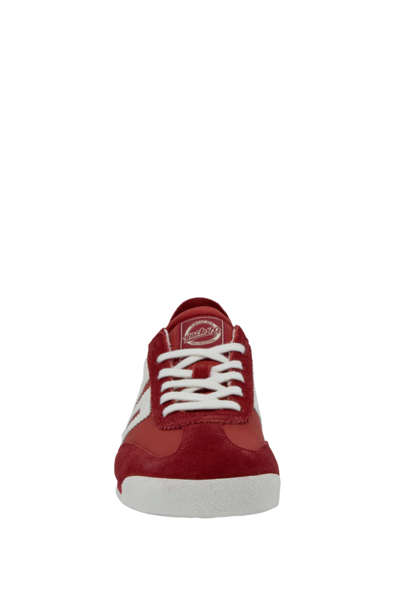Back 70 Streetwear Leon in Red Sneakers