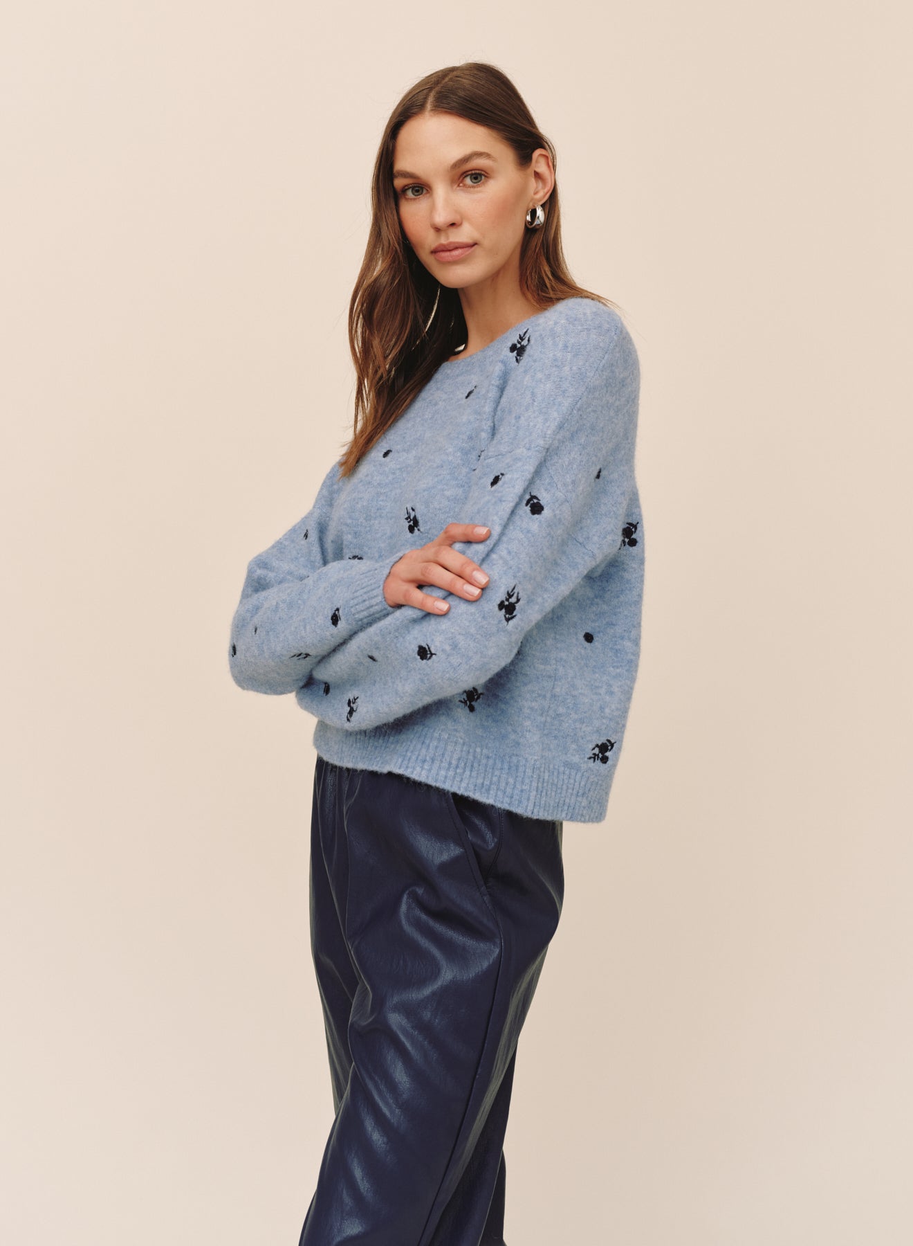 B20225-L99-304 - EMBROIDERED CREW NECK SWEATER